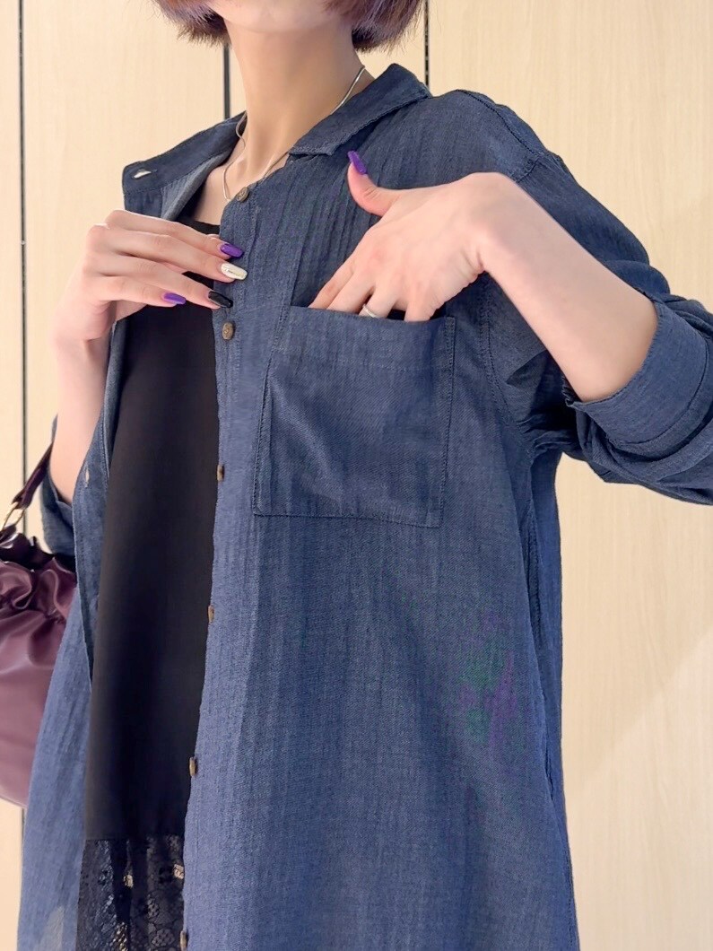 ブルー系のシャツ/ブラウス、ブラック系のTシャツ/カットソー、ブラック系のタンクトップを着用したレディースの秋コーディネートの9枚目の写真