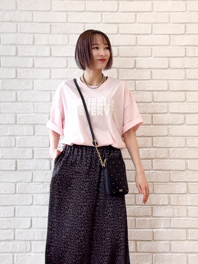 ピンク系のTシャツ/カットソー、グレー系のスカート、ブラック系のサンダルを着用したレディースの夏コーディネートの7枚目の写真