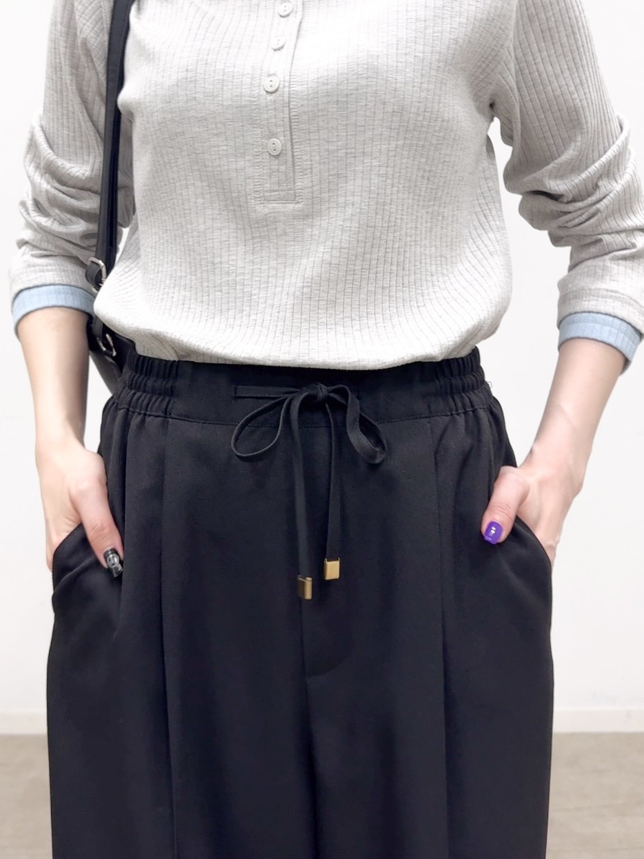 グレー系のTシャツ/カットソー、ブラック系のその他パンツ、シルバー系のパンプスを着用したレディースの秋コーディネートの6枚目の写真