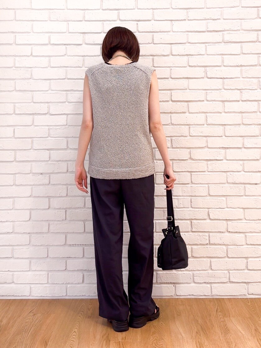 グレー系のその他トップス、ブラック系のニット/セーター、グレー系のその他パンツを着用したレディースの夏コーディネートの5枚目の写真