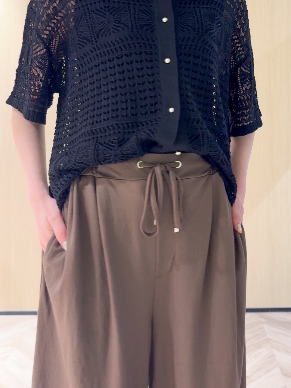 ブラック系のカーディガン/ボレロ、ブラック系のニット/セーター、ブラウン系のその他パンツを着用したレディースの夏コーディネートの9枚目の写真