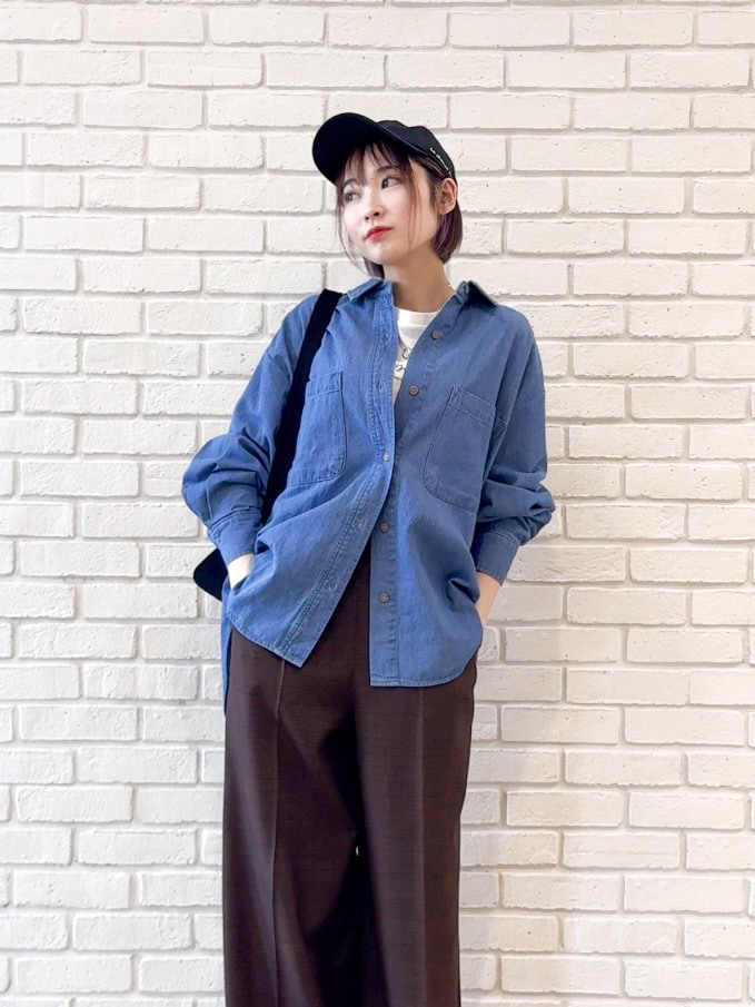 ブルー系のシャツ/ブラウス、ホワイト系のTシャツ/カットソー、ブラウン系のその他パンツを着用したレディースの秋コーディネートの5枚目の写真