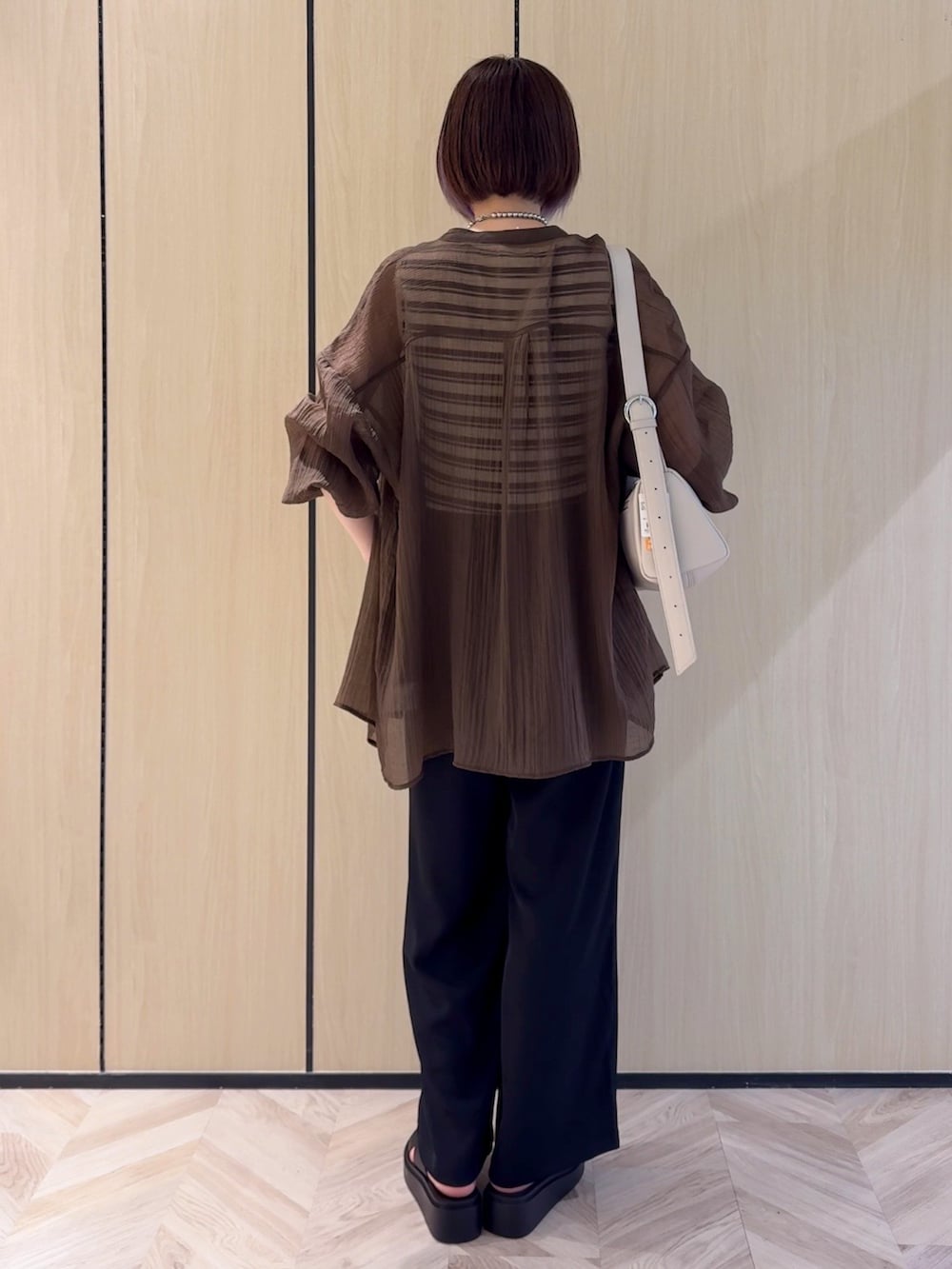 ブラウン系のシャツ/ブラウス、ベージュ系のニット/セーター、ブラック系のその他パンツを着用したレディースの夏コーディネートの3枚目の写真