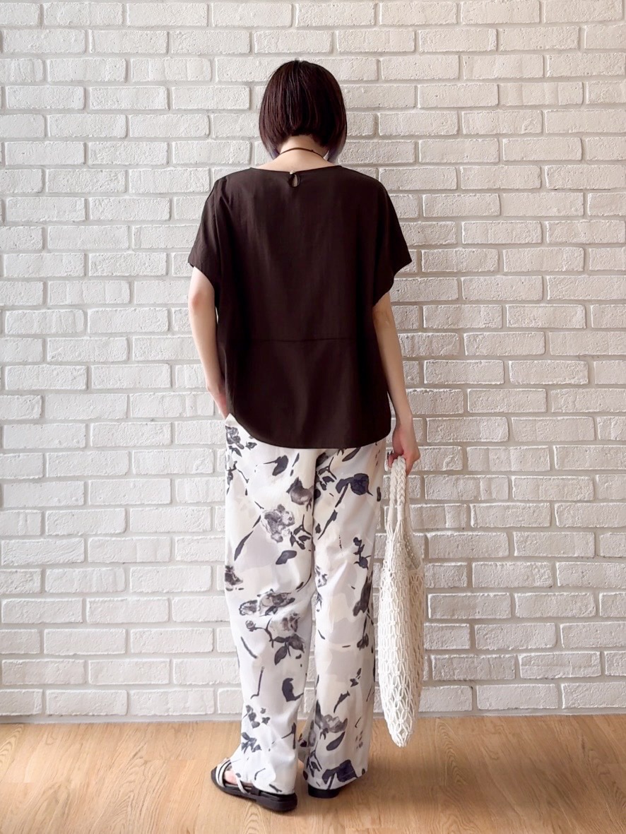 ブラウン系のTシャツ/カットソー、ホワイト系のその他パンツ、ホワイト系のトートバッグを着用したレディースの夏コーディネートの3枚目の写真