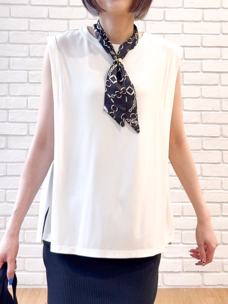 ホワイト系のTシャツ/カットソー、ブラック系のスカート、ブラック系のサンダルを着用したレディースの夏コーディネートの5枚目の写真