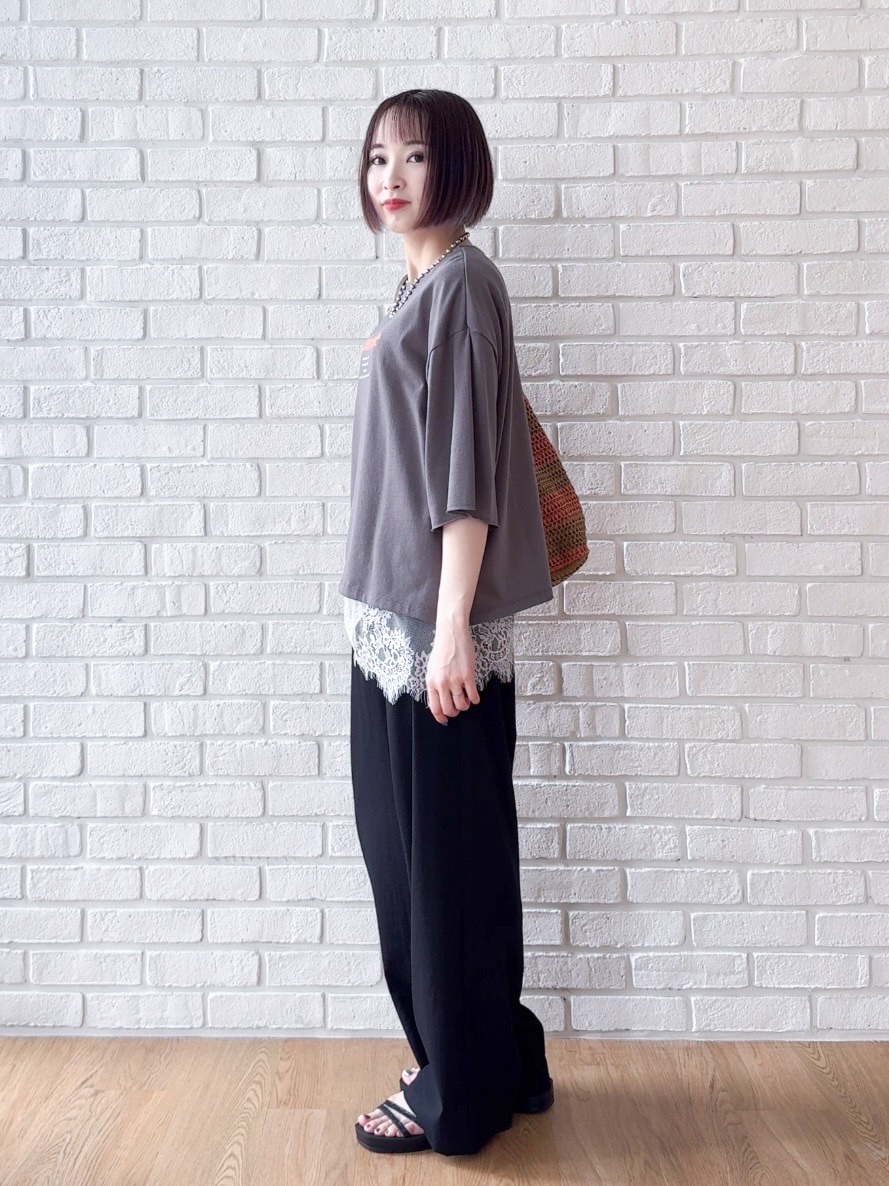グレー系のTシャツ/カットソー、ホワイト系のタンクトップ、ブラック系のサンダルを着用したレディースの夏コーディネートの4枚目の写真