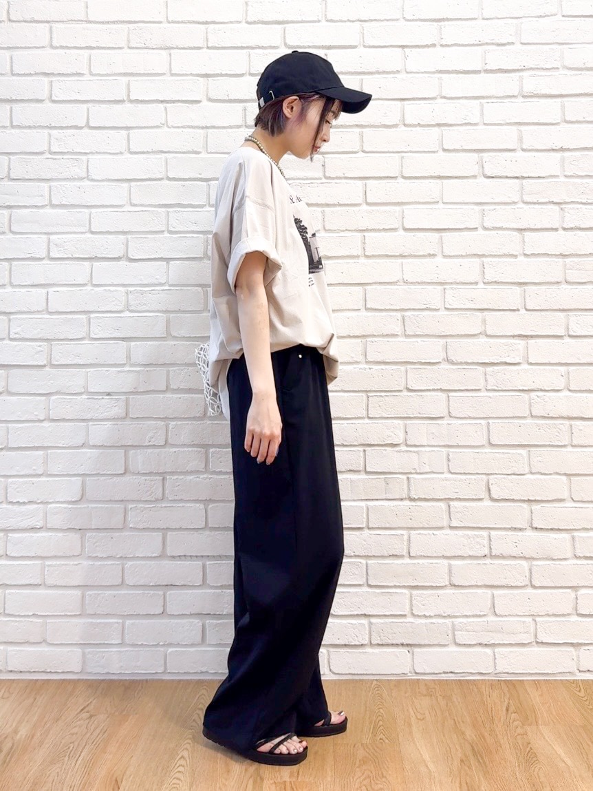 ベージュ系のTシャツ/カットソー、ブラック系のその他パンツ、ブラック系のサンダルを着用したレディースの夏コーディネートの4枚目の写真