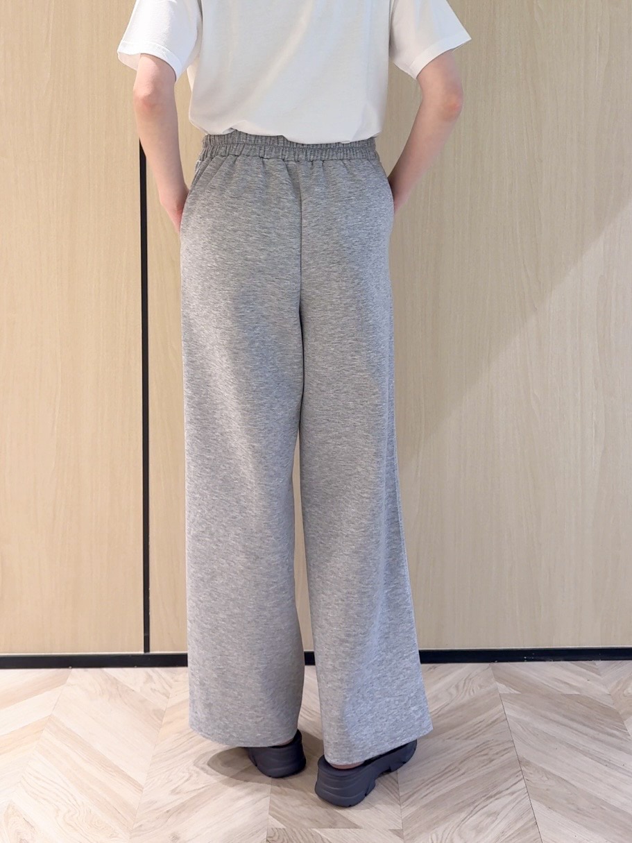 ブルー系のテーラードジャケット、ホワイト系のTシャツ/カットソー、グレー系のその他パンツを着用したレディースの夏コーディネートの10枚目の写真