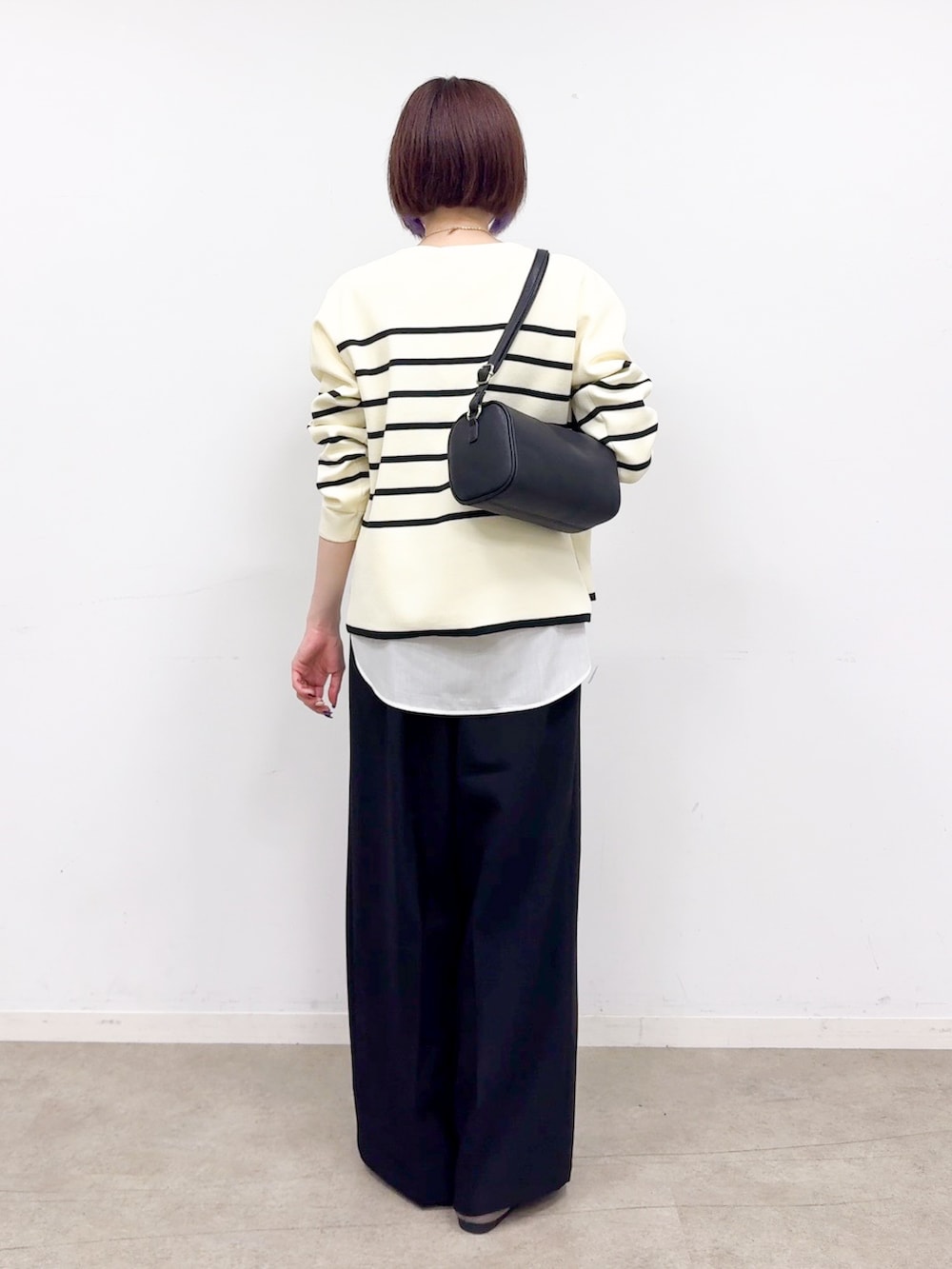 ホワイト系のTシャツ/カットソー、ブラック系のその他パンツ、ブラック系のその他シューズを着用したレディースの夏コーディネートの3枚目の写真