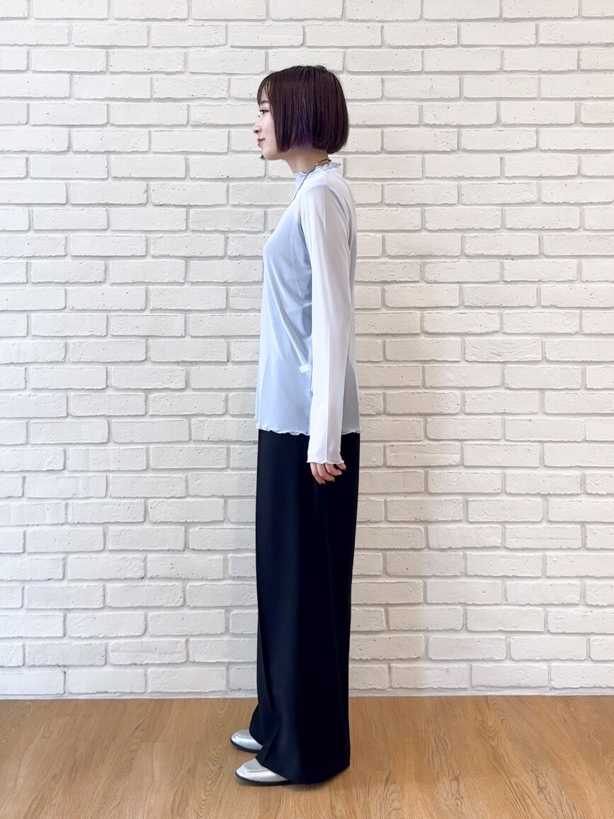 ホワイト系のシャツ/ブラウス、ブルー系のTシャツ/カットソー、ブラック系のその他パンツを着用したレディースの秋コーディネートの9枚目の写真