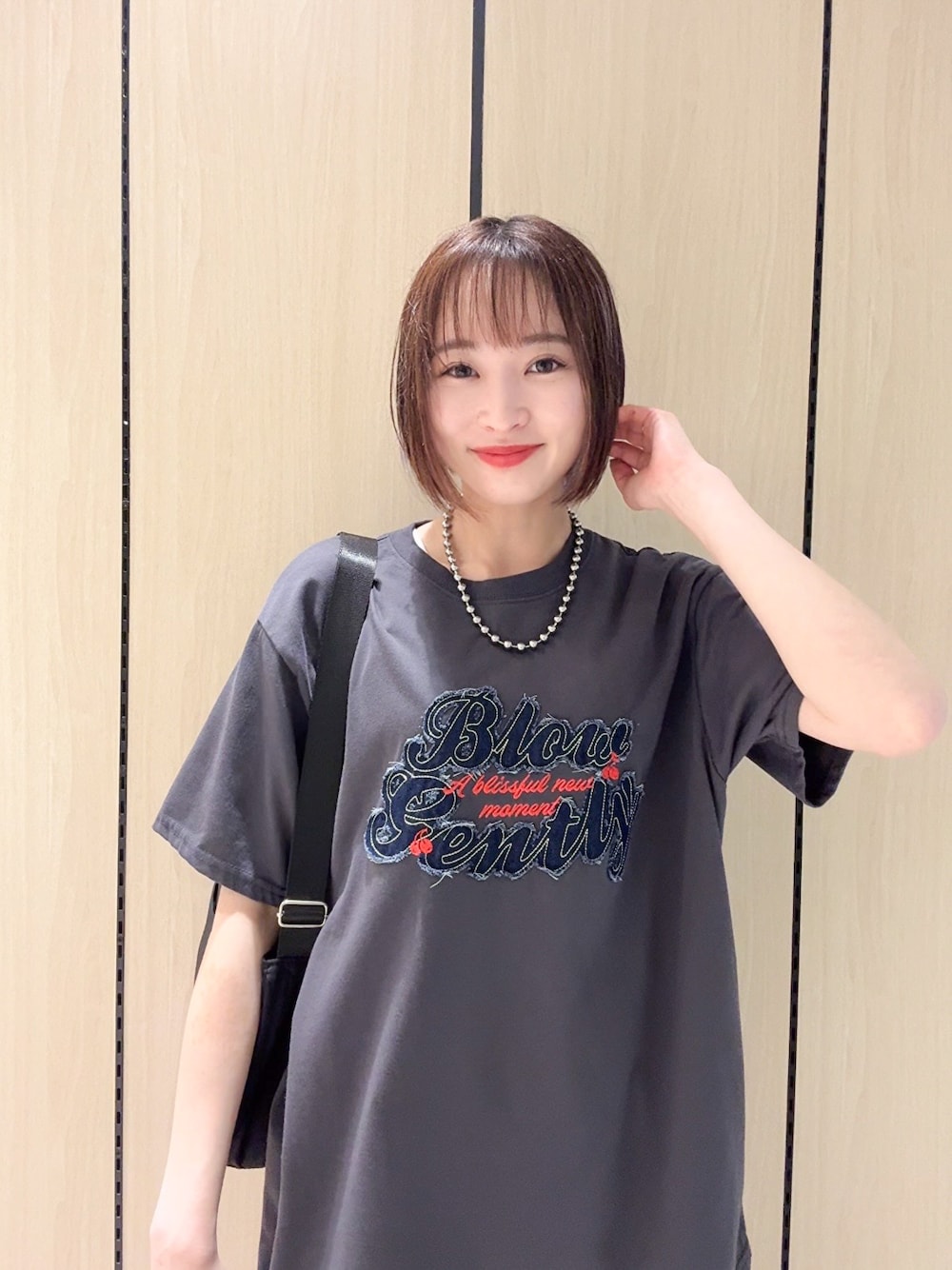グレー系のTシャツ/カットソー、ホワイト系のその他パンツ、ブラック系のサンダルを着用したレディースの夏コーディネートの10枚目の写真