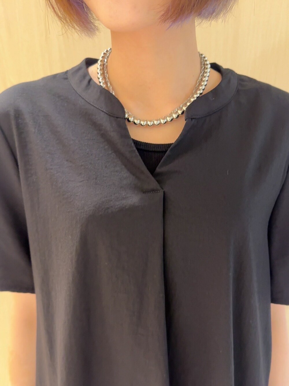 ブラック系のシャツ/ブラウス、ブラック系のその他パンツ、ブラック系のサンダルを着用したレディースの夏コーディネートの7枚目の写真