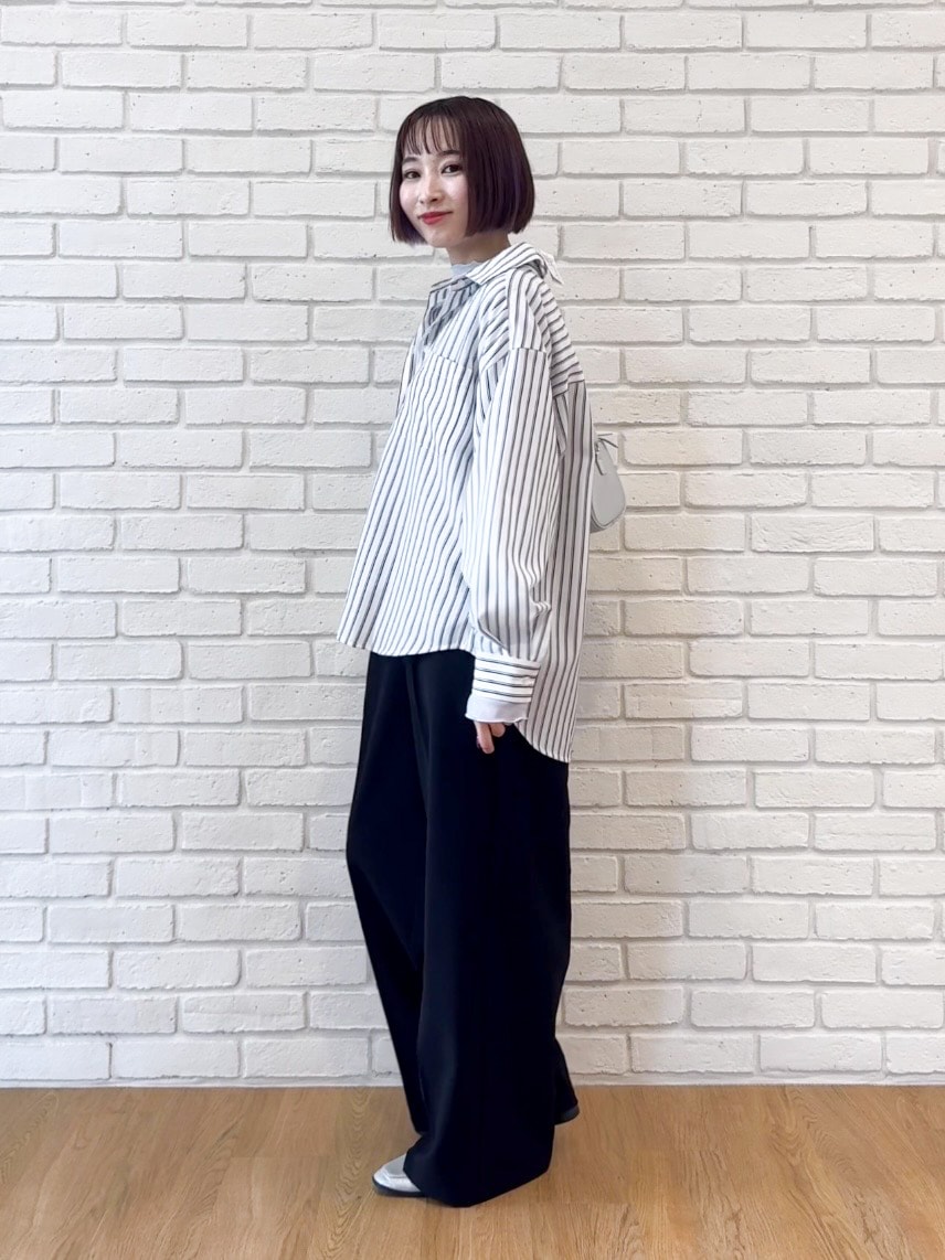 ホワイト系のシャツ/ブラウス、ブルー系のTシャツ/カットソー、ブラック系のその他パンツを着用したレディースの秋コーディネートの4枚目の写真