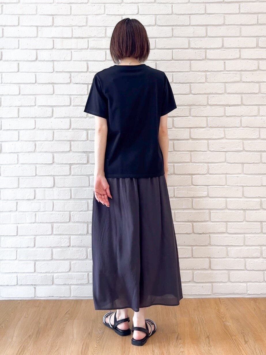 ブラック系のTシャツ/カットソー、ブラック系のその他パンツ、ブラック系のサンダルを着用したレディースの夏コーディネートの10枚目の写真