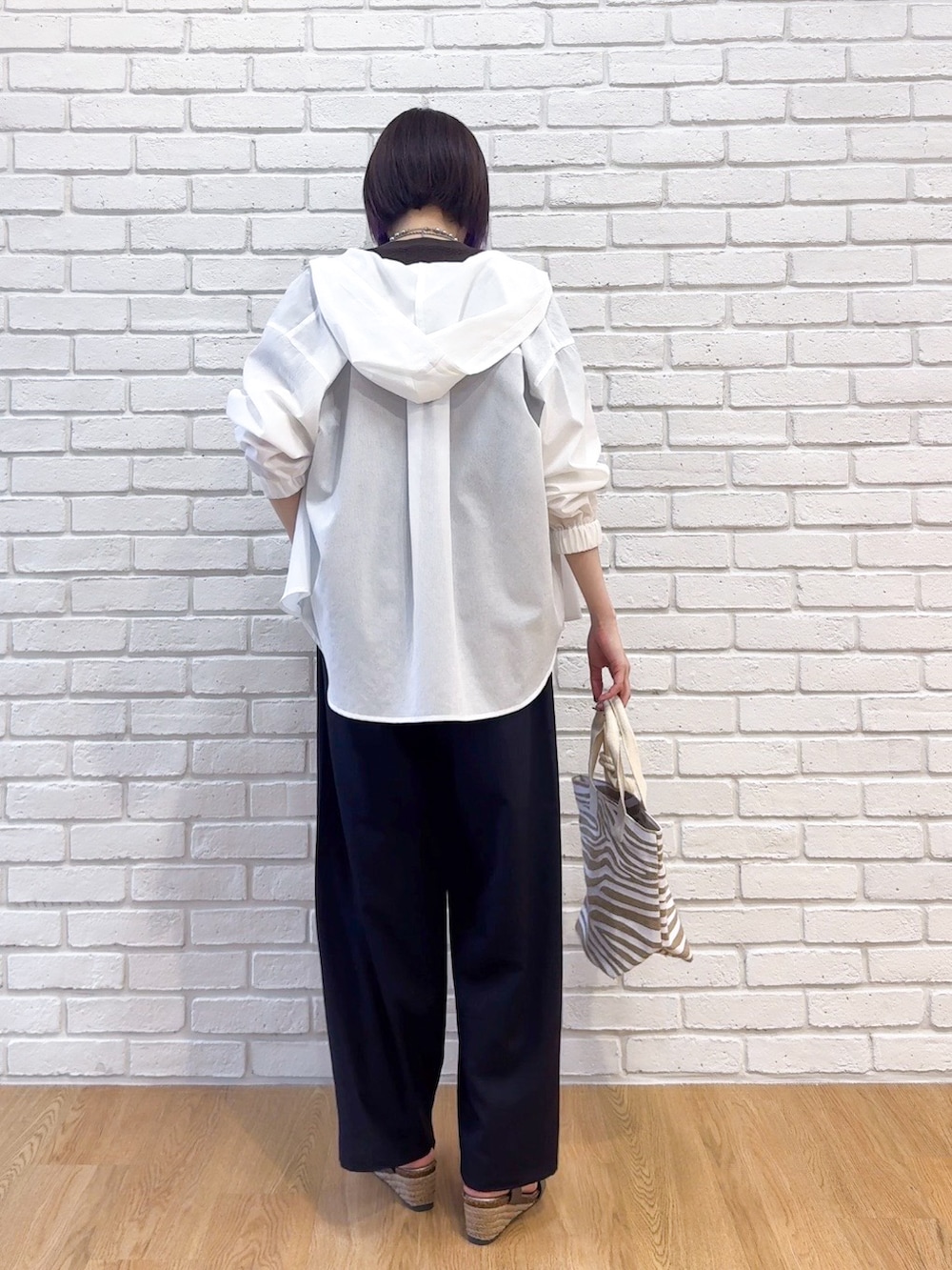 ホワイト系のシャツ/ブラウス、ブラウン系のTシャツ/カットソー、ブラック系のその他パンツを着用したレディースの夏コーディネートの3枚目の写真