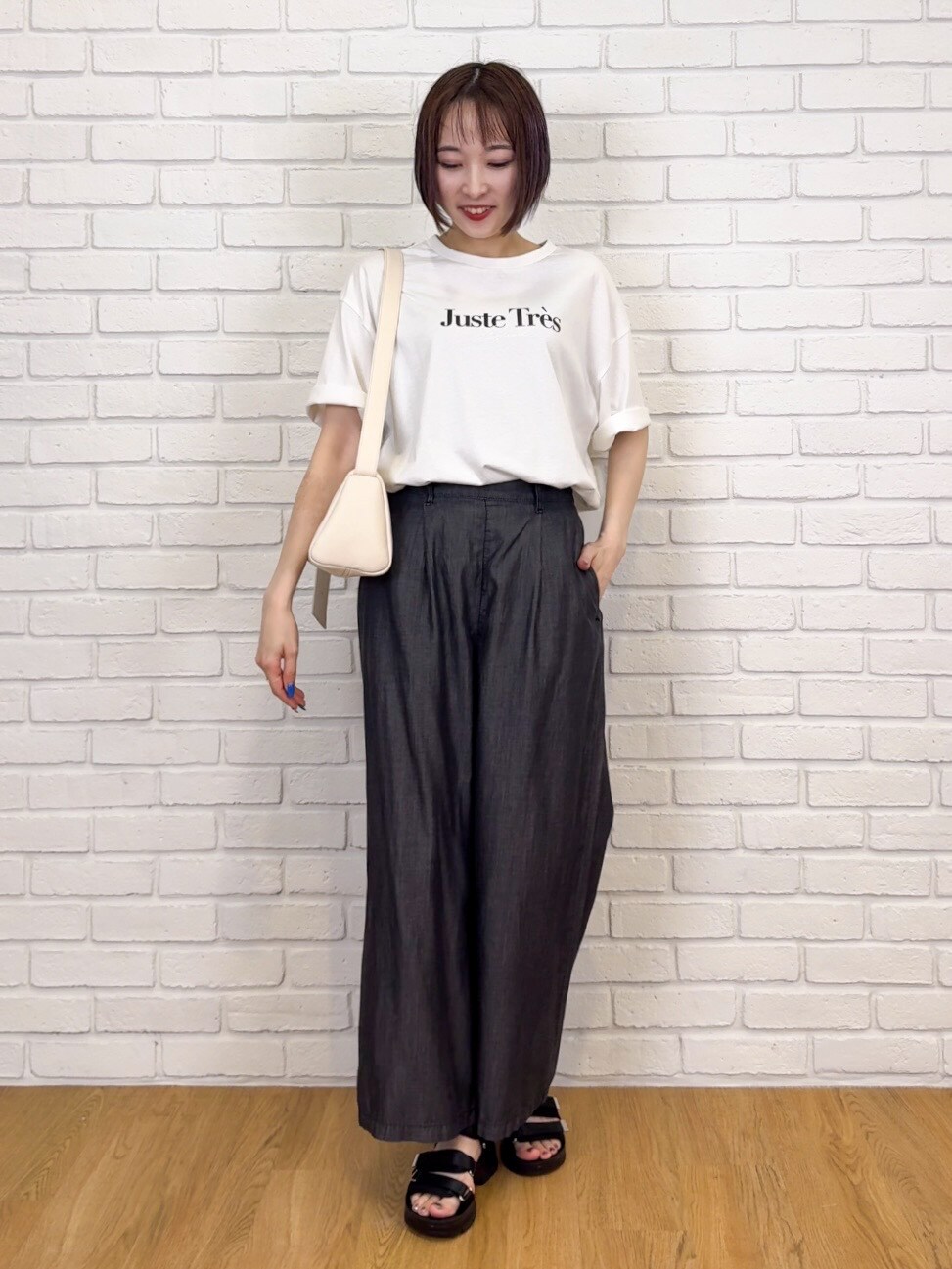 ホワイト系のTシャツ/カットソー、ブルー系のシャツ/ブラウス、ブラック系のその他パンツを着用したレディースの夏コーディネートの7枚目の写真