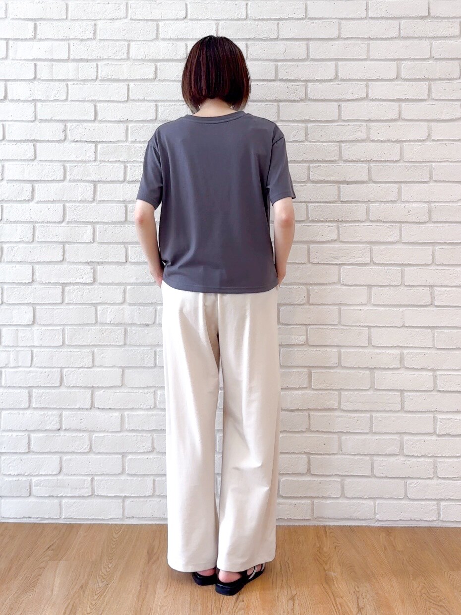 ホワイト系のその他パンツ、ブラック系のサンダル、シルバー系のショルダーバッグを着用したレディースの夏コーディネートの10枚目の写真