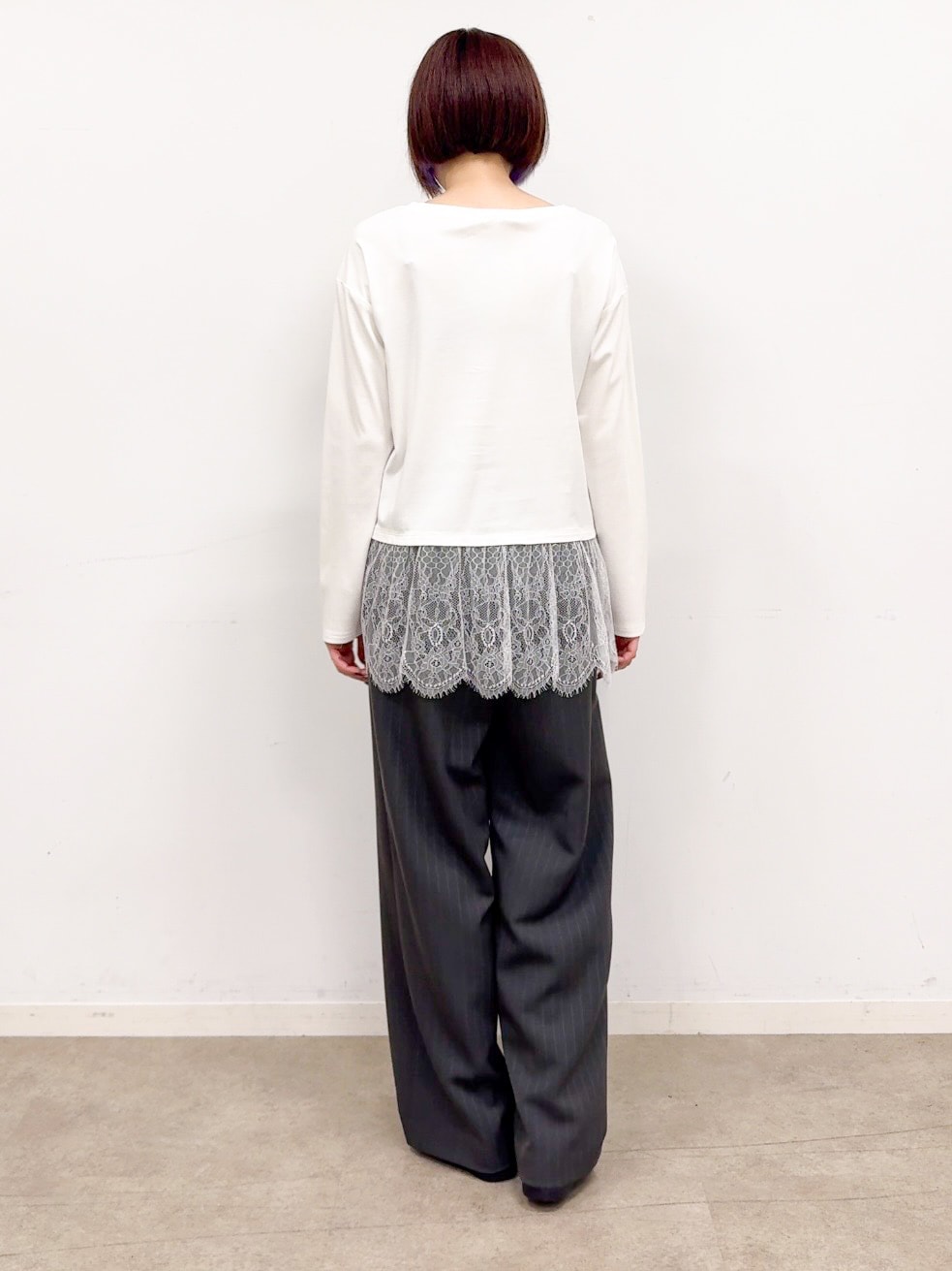 ホワイト系のTシャツ/カットソー、シルバー系のパンプス、ブラック系のショルダーバッグを着用したレディースの夏コーディネートの10枚目の写真