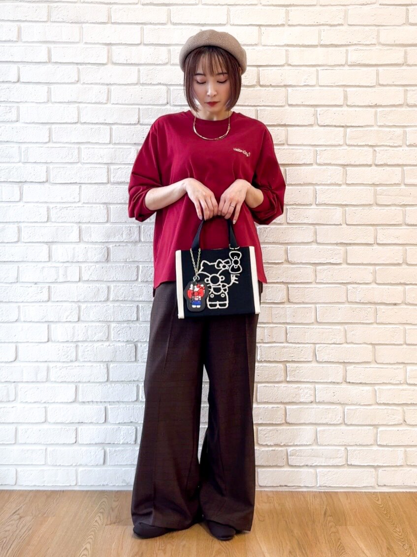 レッド系のTシャツ/カットソー、ブラウン系のその他パンツ、ブラウン系のその他シューズを着用したレディースの秋コーディネートの10枚目の写真