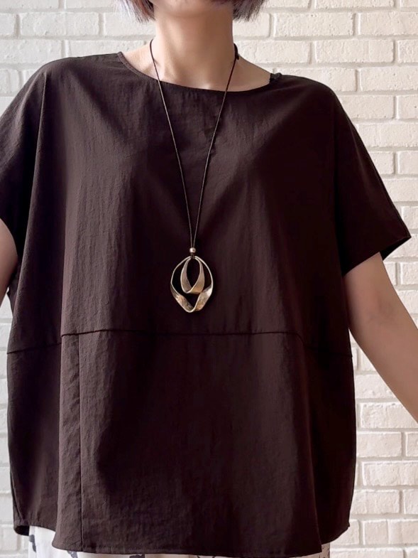 ブラウン系のTシャツ/カットソー、ホワイト系のその他パンツ、ホワイト系のトートバッグを着用したレディースの夏コーディネートの6枚目の写真