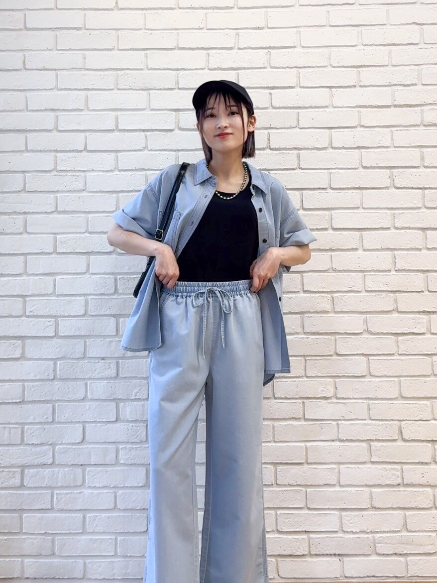ブルー系のシャツ/ブラウス、ブラック系のタンクトップ、ブルー系のデニムパンツを着用したレディースの夏コーディネートの5枚目の写真