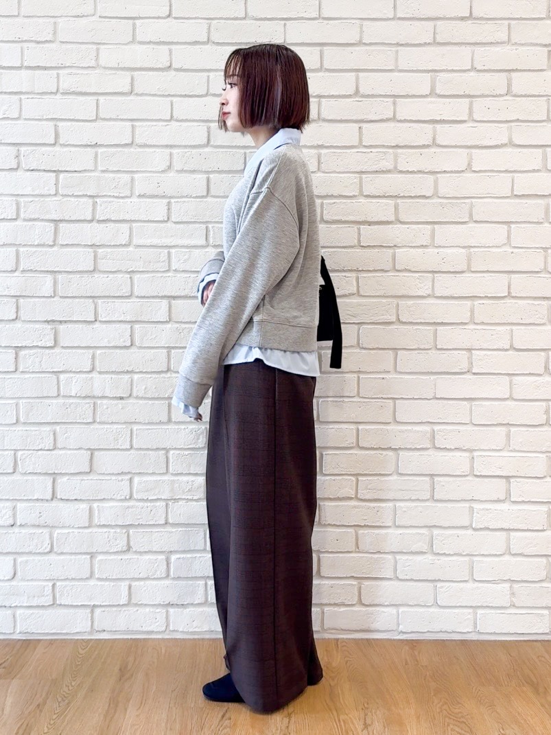 グレー系のTシャツ/カットソー、ブラウン系のその他パンツ、ブラック系のその他シューズを着用したレディースの秋コーディネートの4枚目の写真