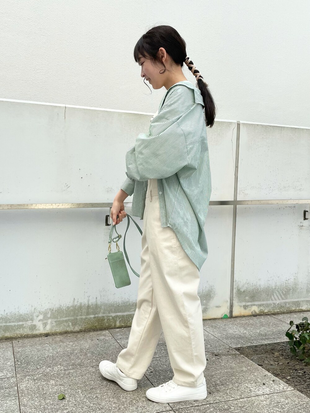 グリーン系のシャツ/ブラウス、ホワイト系のTシャツ/カットソー、ホワイト系のサロペット/オーバーオールを着用したレディースの春コーディネートの2枚目の写真