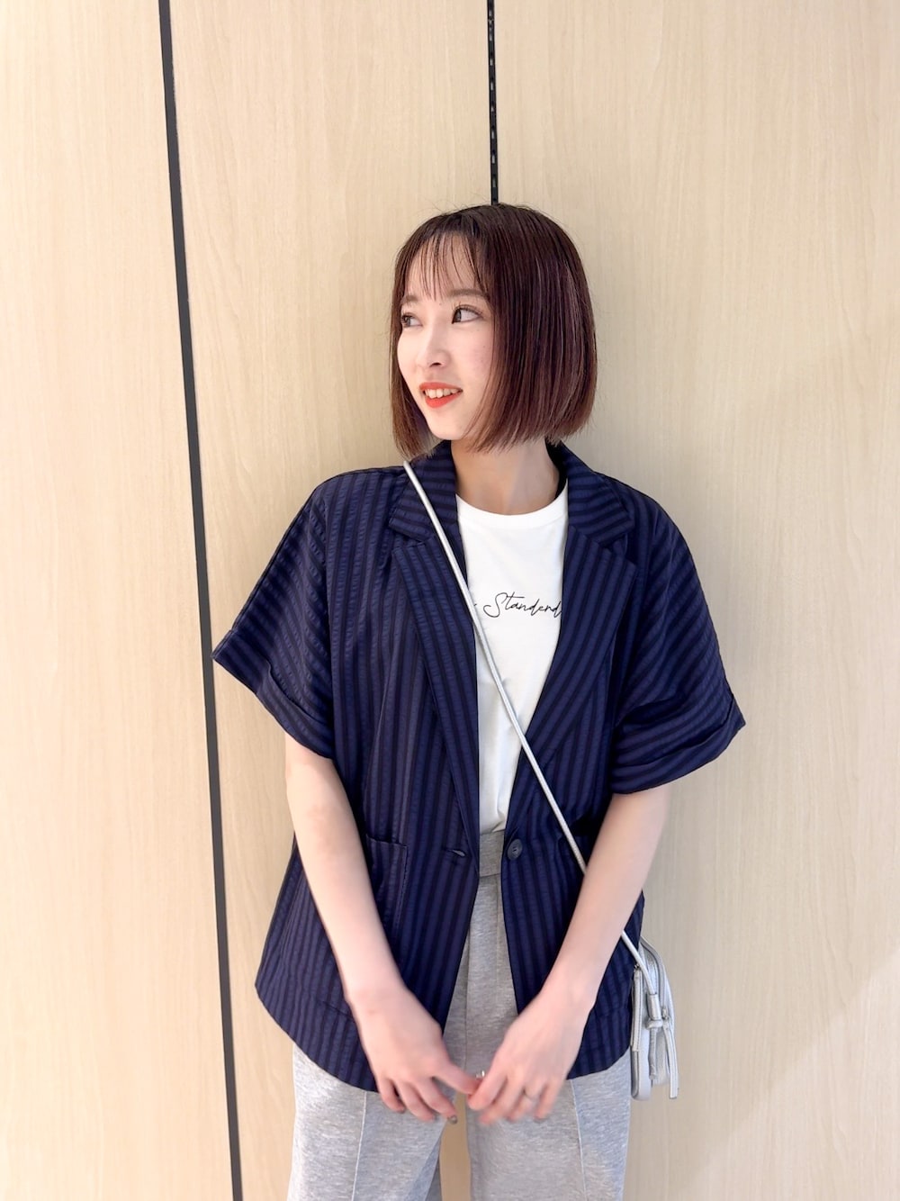 ブルー系のテーラードジャケット、ホワイト系のTシャツ/カットソー、グレー系のその他パンツを着用したレディースの夏コーディネートの5枚目の写真