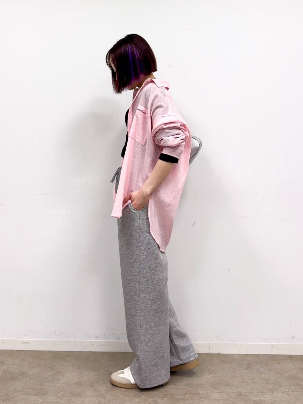 ピンク系のシャツ/ブラウス、ブラック系のTシャツ/カットソー、グレー系のその他パンツを着用したレディースの春コーディネートの2枚目の写真