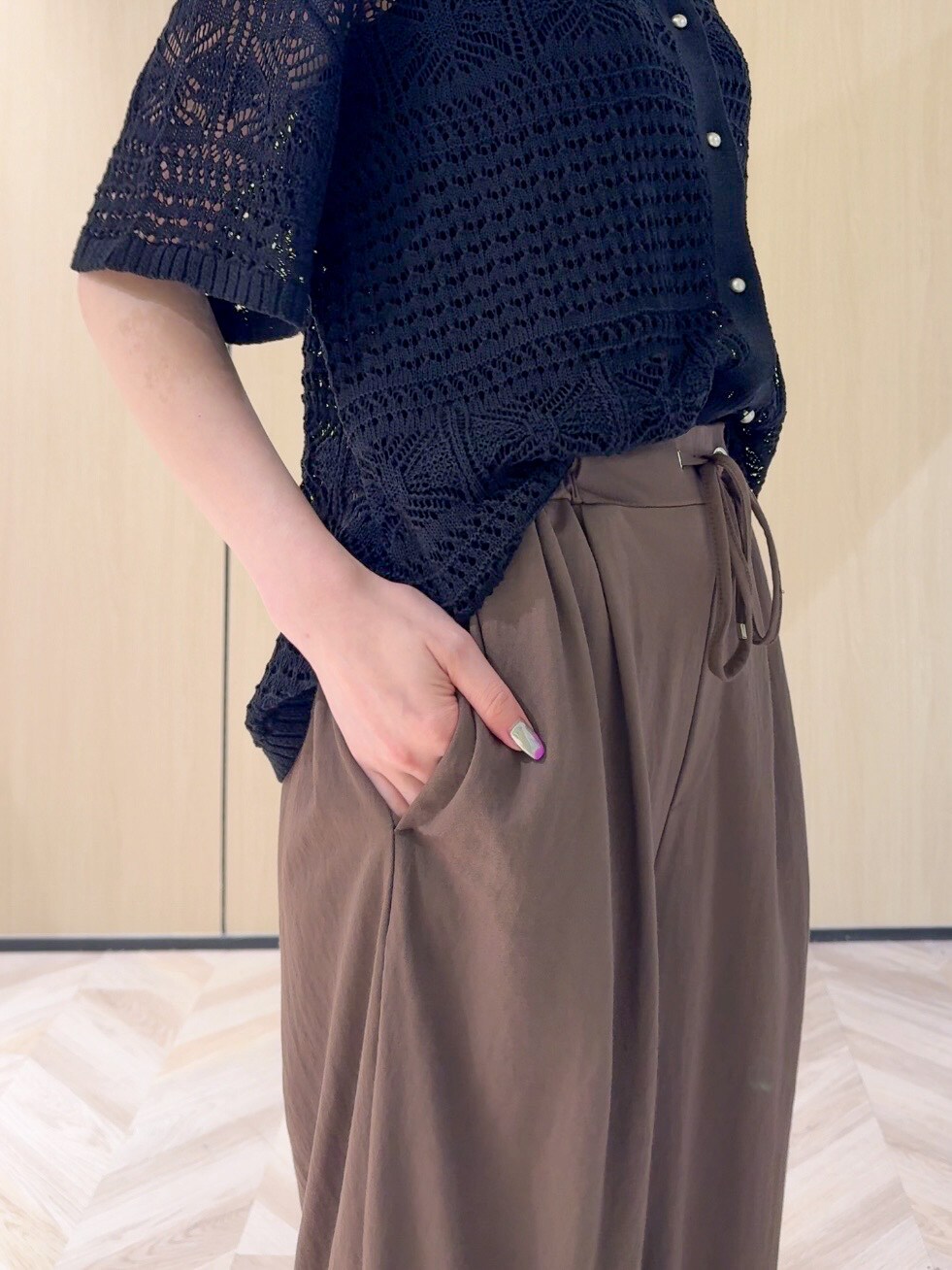 ブラック系のカーディガン/ボレロ、ブラック系のニット/セーター、ブラウン系のその他パンツを着用したレディースの夏コーディネートの8枚目の写真