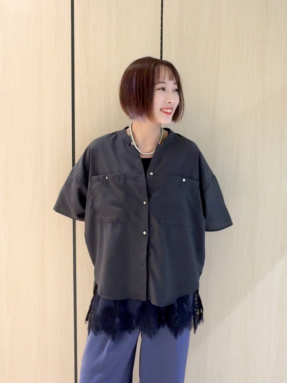 グレー系のシャツ/ブラウス、ブラック系のタンクトップ、ブルー系のその他パンツを着用したレディースの夏コーディネートの6枚目の写真