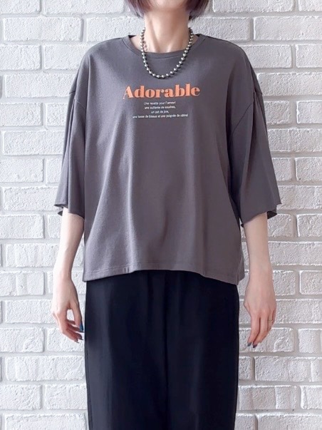 グレー系のTシャツ/カットソー、ホワイト系のタンクトップ、ブラック系のサンダルを着用したレディースの夏コーディネートの5枚目の写真