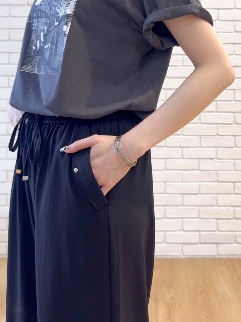 グレー系のTシャツ/カットソー、ブラック系のその他パンツ、ブラック系のサンダルを着用したレディースの夏コーディネートの6枚目の写真