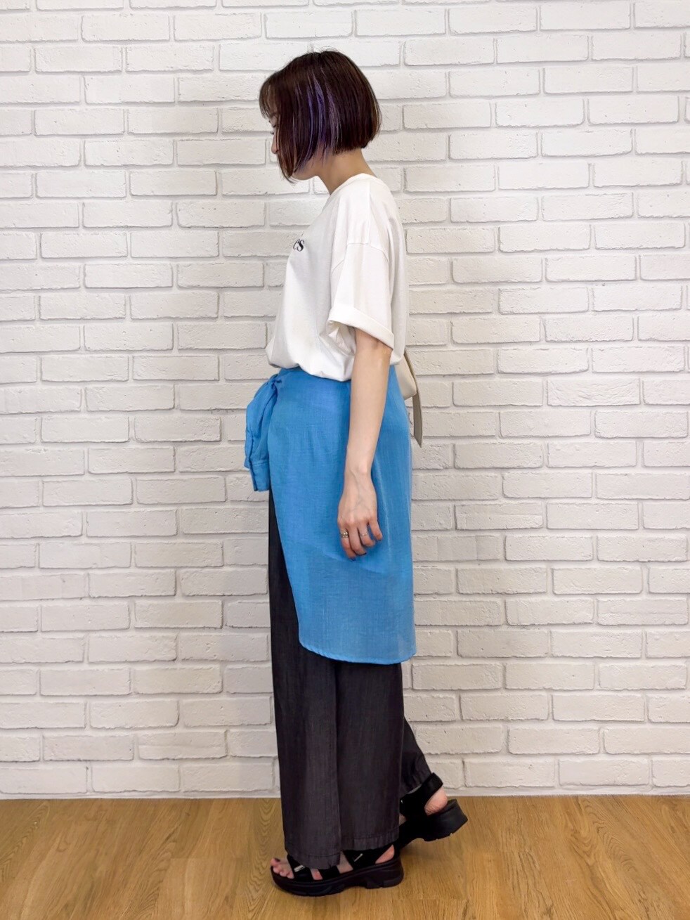 ホワイト系のTシャツ/カットソー、ブルー系のシャツ/ブラウス、ブラック系のその他パンツを着用したレディースの夏コーディネートの4枚目の写真