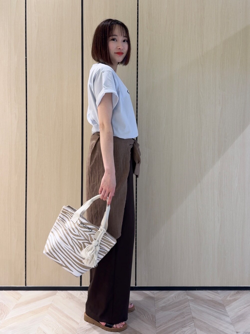 ブルー系のTシャツ/カットソー、ブラウン系のシャツ/ブラウス、ブラウン系のその他パンツを着用したレディースの夏コーディネートの2枚目の写真