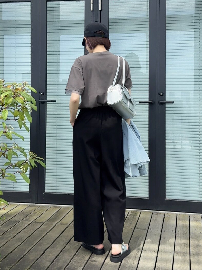 ブルー系のシャツ/ブラウス、グレー系のTシャツ/カットソー、ブラック系のその他パンツを着用したレディースの春コーディネートの7枚目の写真