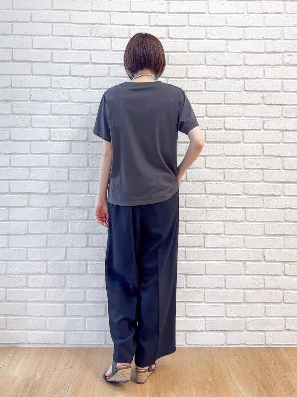 グレー系のTシャツ/カットソー、ブラック系のその他パンツ、ブラック系のサンダルを着用したレディースの夏コーディネートの7枚目の写真