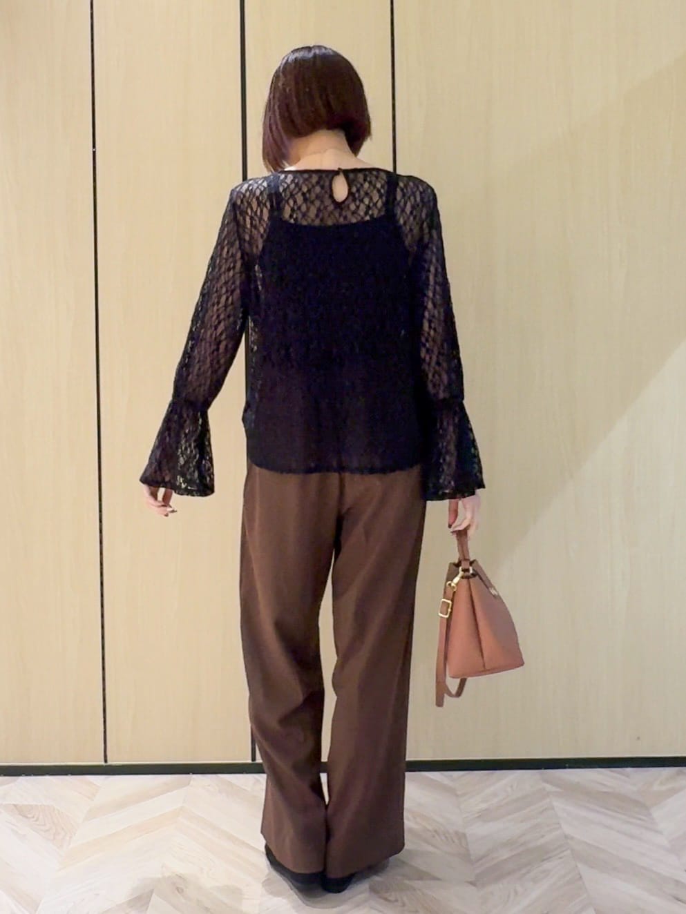 ブラック系のTシャツ/カットソー、ブラウン系のその他パンツ、ブラック系のその他シューズを着用したレディースの秋コーディネートの3枚目の写真