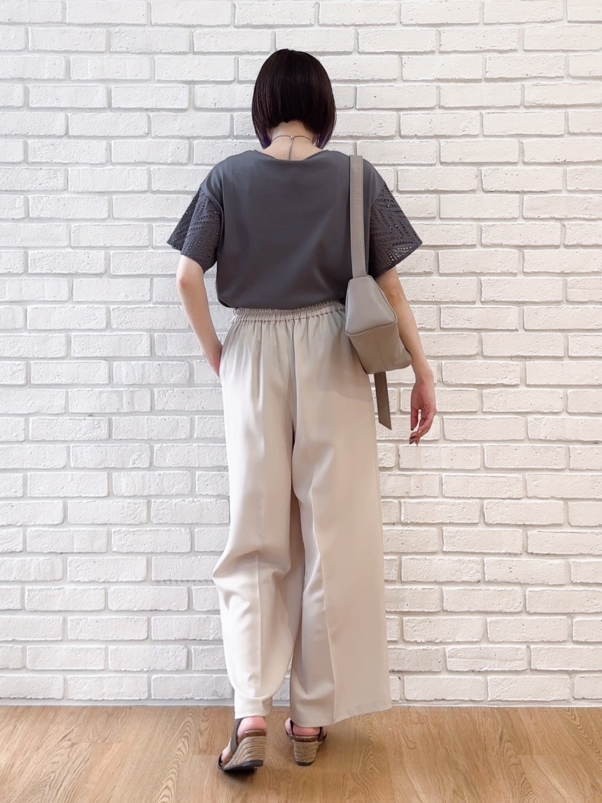 グレー系のTシャツ/カットソー、ベージュ系のその他パンツ、ブラウン系のサンダルを着用したレディースの夏コーディネートの3枚目の写真