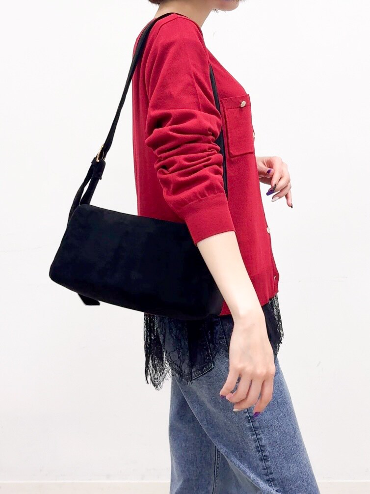 レッド系のカーディガン/ボレロ、ブラック系のTシャツ/カットソー、ブルー系のデニムパンツを着用したレディースの夏コーディネートの5枚目の写真