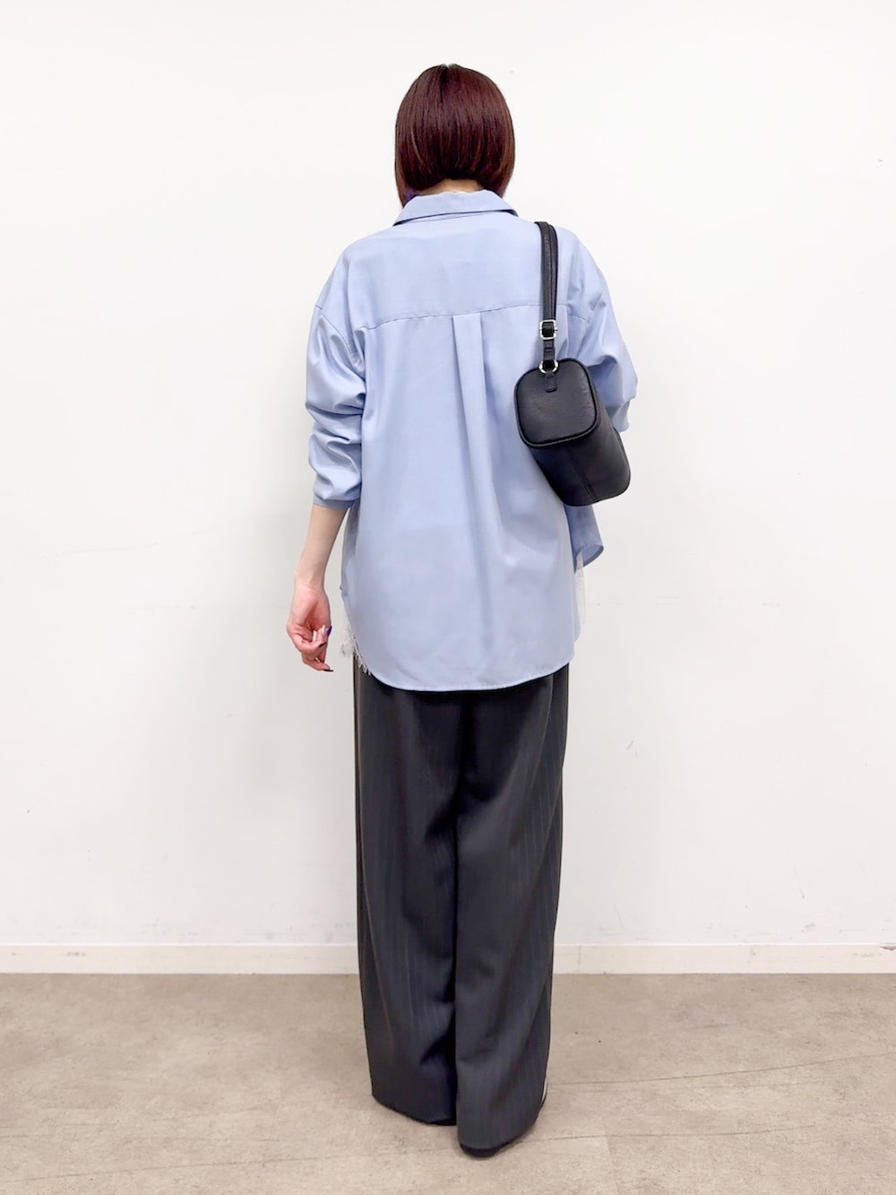 ホワイト系のTシャツ/カットソー、シルバー系のパンプス、ブラック系のショルダーバッグを着用したレディースの夏コーディネートの3枚目の写真