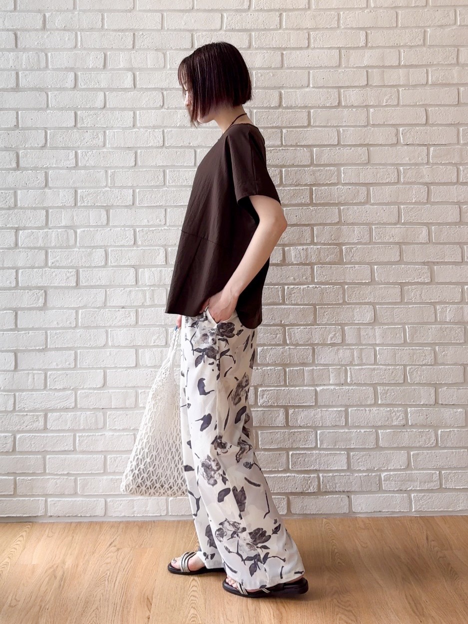ブラウン系のTシャツ/カットソー、ホワイト系のその他パンツ、ホワイト系のトートバッグを着用したレディースの夏コーディネートの4枚目の写真