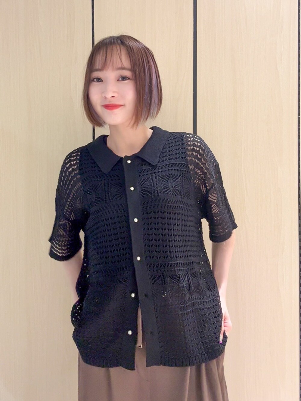 ブラック系のカーディガン/ボレロ、ブラック系のニット/セーター、ブラウン系のその他パンツを着用したレディースの夏コーディネートの10枚目の写真