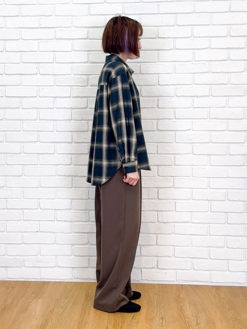 ブラック系のカーディガン/ボレロ、グリーン系のシャツ/ブラウス、ブラウン系のその他パンツを着用したレディースの秋コーディネートの8枚目の写真