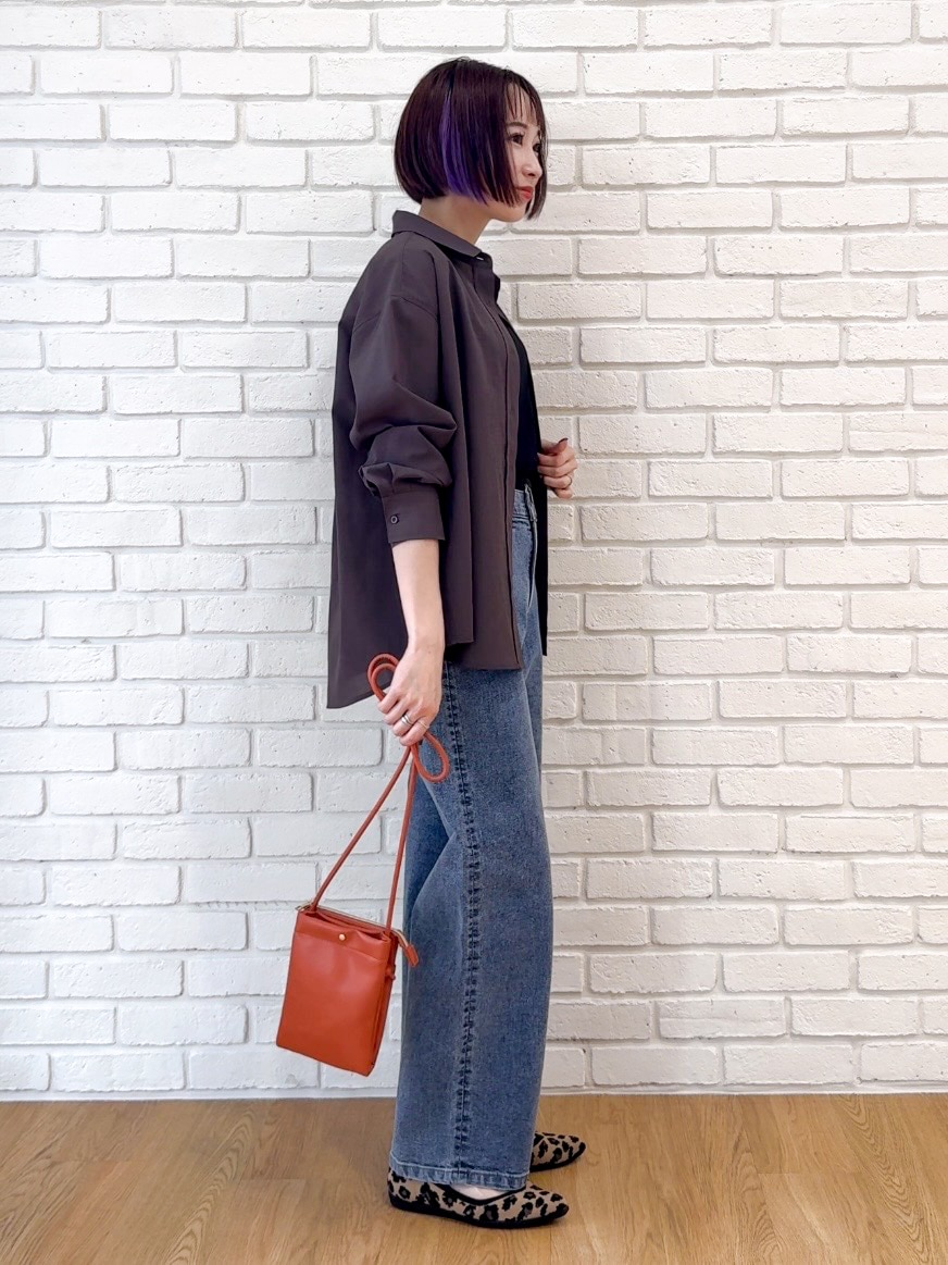 ブラウン系のシャツ/ブラウス、ブラック系のタンクトップ、ブルー系のデニムパンツを着用したレディースの夏コーディネートの2枚目の写真