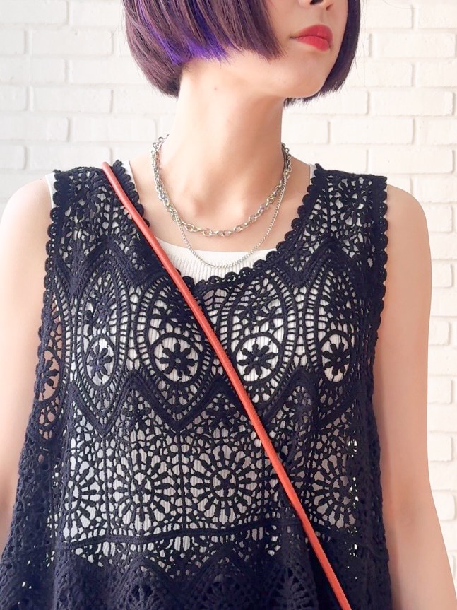 ホワイト系のニット/セーター、グレー系のその他パンツ、ブラック系のサンダルを着用したレディースの夏コーディネートの6枚目の写真