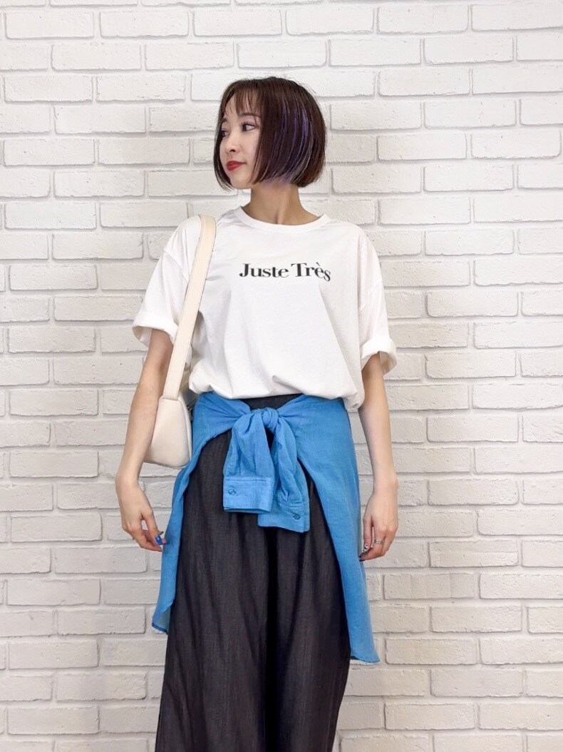ホワイト系のTシャツ/カットソー、ブルー系のシャツ/ブラウス、ブラック系のその他パンツを着用したレディースの夏コーディネートの6枚目の写真