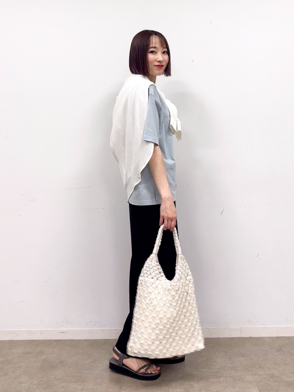ホワイト系のシャツ/ブラウス、ブラック系のその他パンツ、グレー系のサンダルを着用したレディースの春コーディネートの4枚目の写真