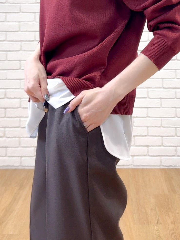 レッド系のニット/セーター、ブラウン系のその他パンツ、ブラウン系のパンプスを着用したレディースの秋コーディネートの9枚目の写真