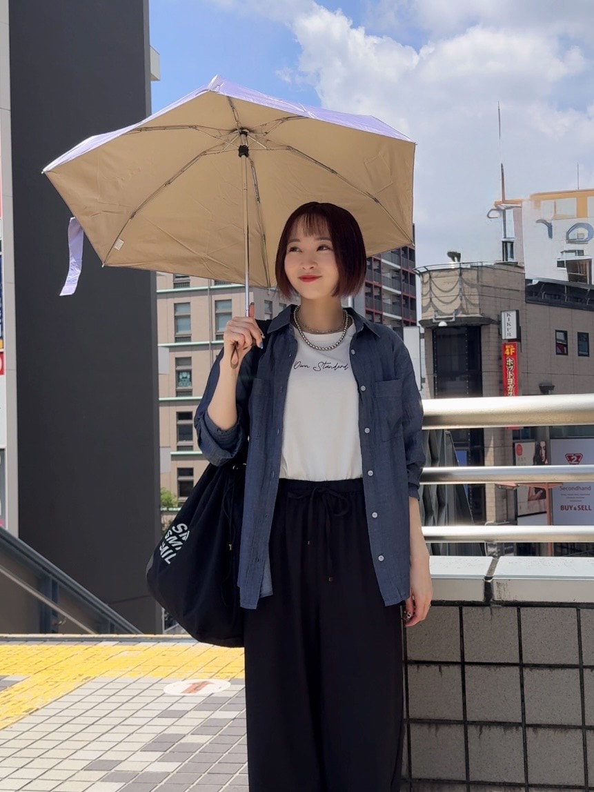 ブルー系のシャツ/ブラウス、ホワイト系のTシャツ/カットソー、ブラック系のその他パンツを着用したレディースの夏コーディネートの8枚目の写真